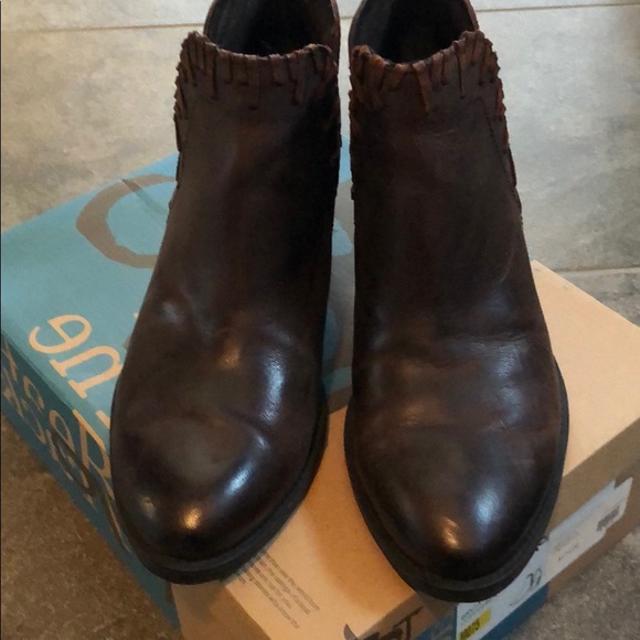 Women’s size 7.5 OTBT boots - Picture 3 of 6